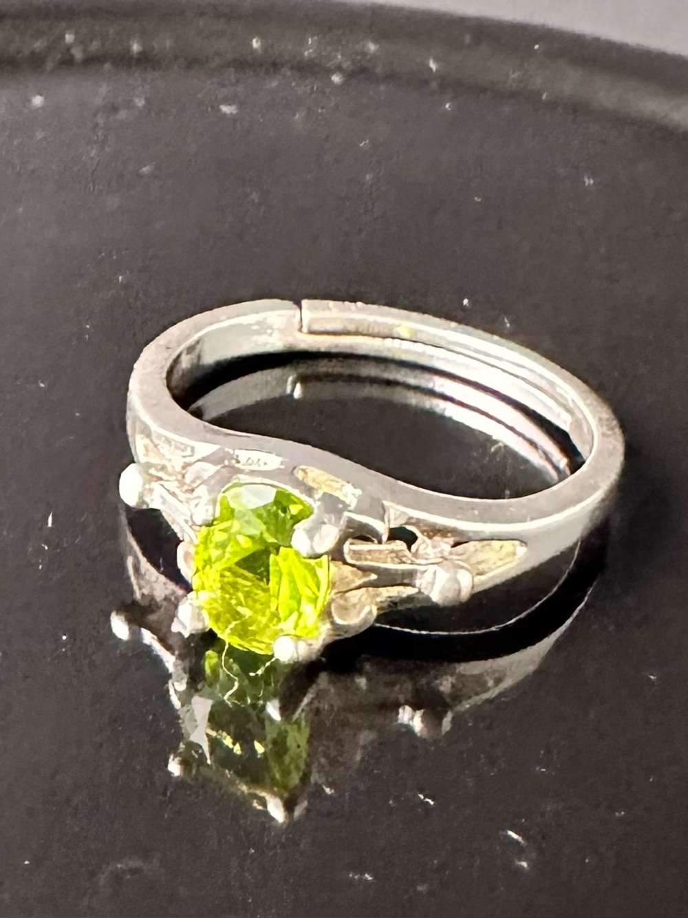 Vintage Sterling Silver 925 Peridot Filigree Solitaire Ring Size 4 1.57g